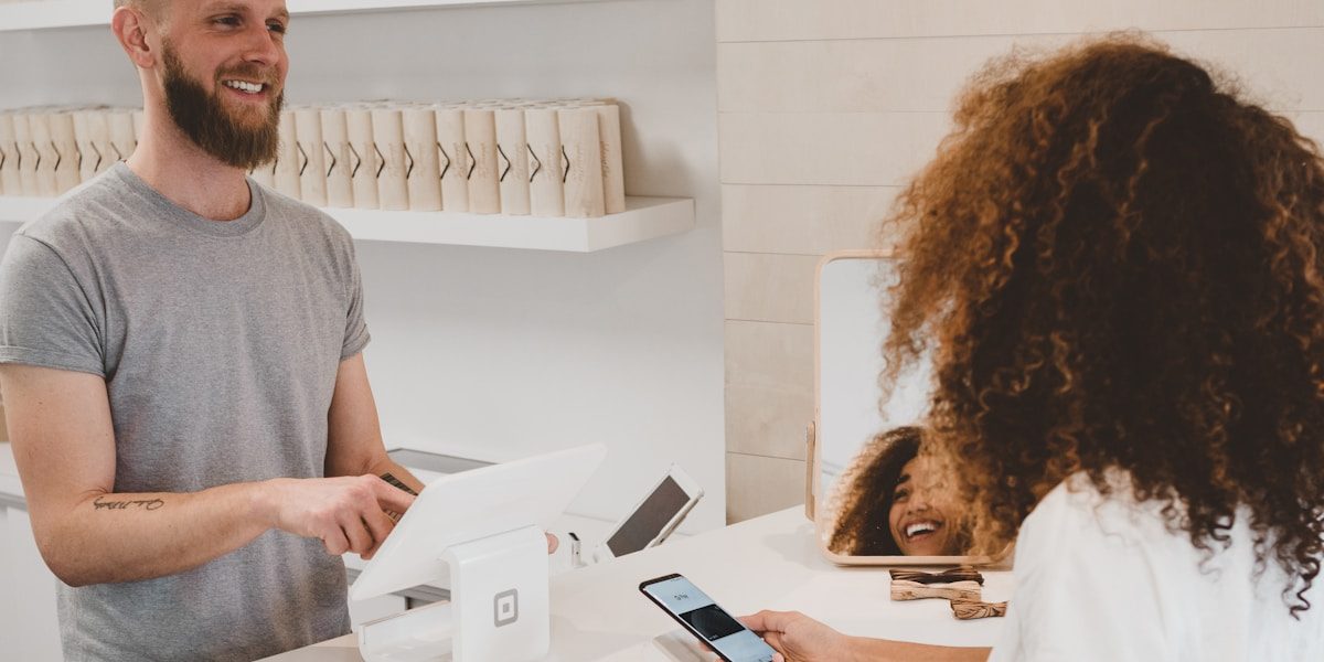 Boutique avec terminal de paiement et client en train de payer