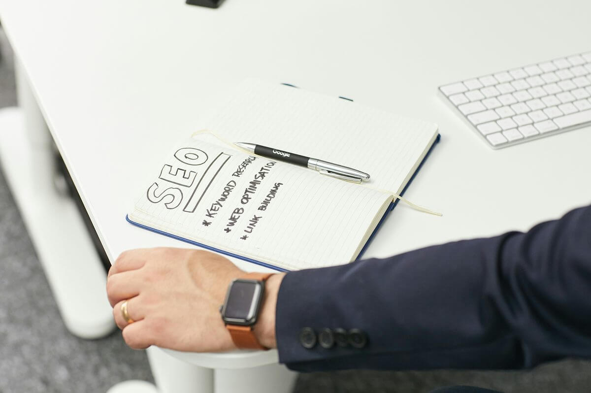 Open notitieboek met de stappen van een SEO-strategie
