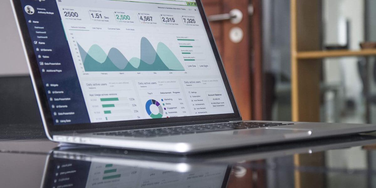 Performance-analytics dashboard op een MacBook